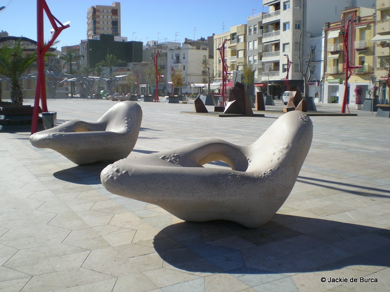 Vinaros sculputured seats at promenade
