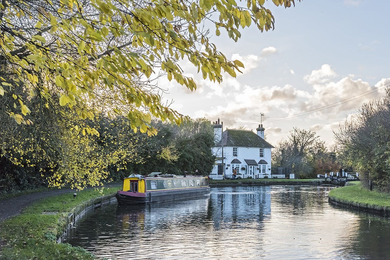 beautiful places in the chilterns autumn canal - Travel Inspires